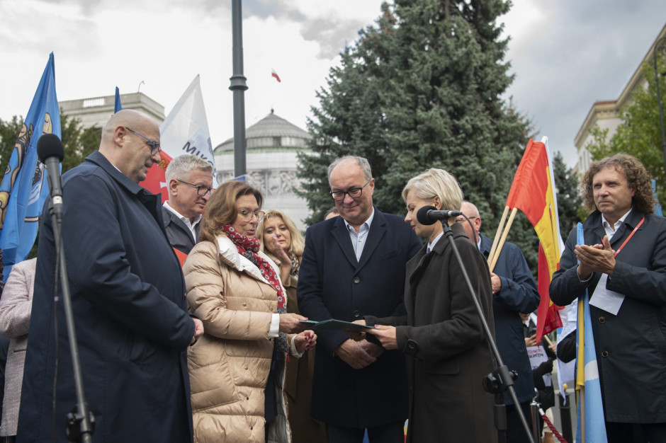 Samorządowcy przeszli pod Sejm i przekazali apel wicemarszałkom Sejmu ( fot. twitter/Rafal Trzaskowski) Samorządowcy przeszli pod Sejm i przekazali apel wicemarszałkom Sejmu ( fot. twitter/Rafal Trzaskowski)