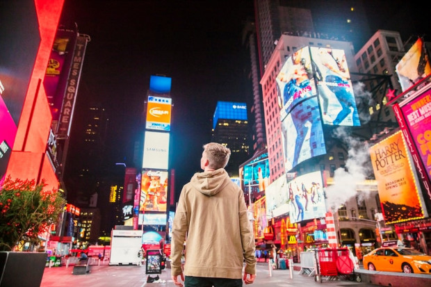 Ekrany digitalowe na ulicach miast przestajemy traktować jako nośniki reklamowe (Fot. Unsplash)