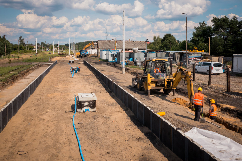 Stacja powstaje w ramach odbudowy linii kolejowej Tarnowskie Góry – Zawiercie (Fot. PKP PLK) Stacja powstaje w ramach odbudowy linii kolejowej Tarnowskie Góry – Zawiercie (Fot. PKP PLK)
