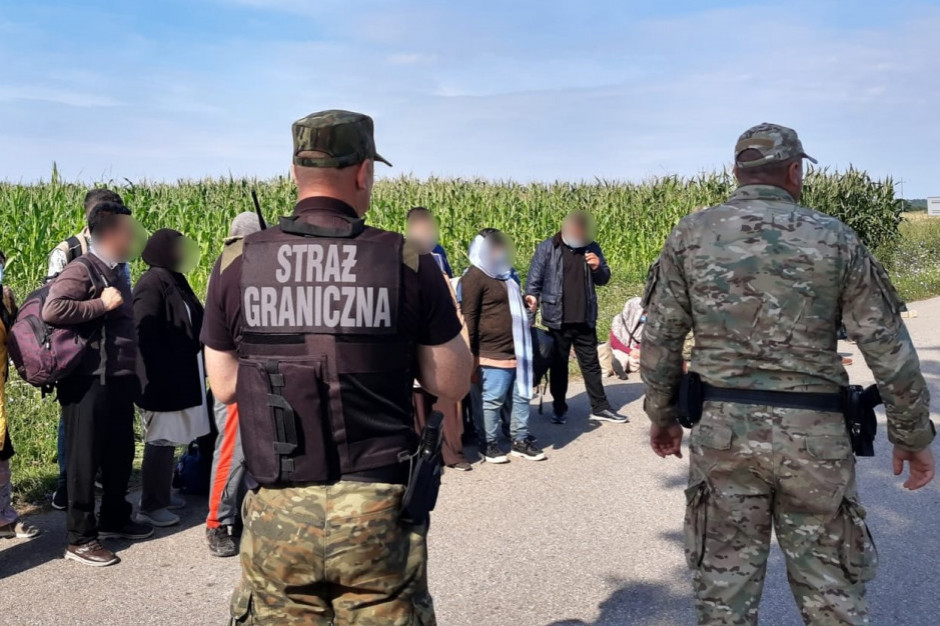 Niemal każdego dnia kolejne grupy uchodźców próbują dostać się na teren RP (fot. podlaski.strazgraniczna.pl)