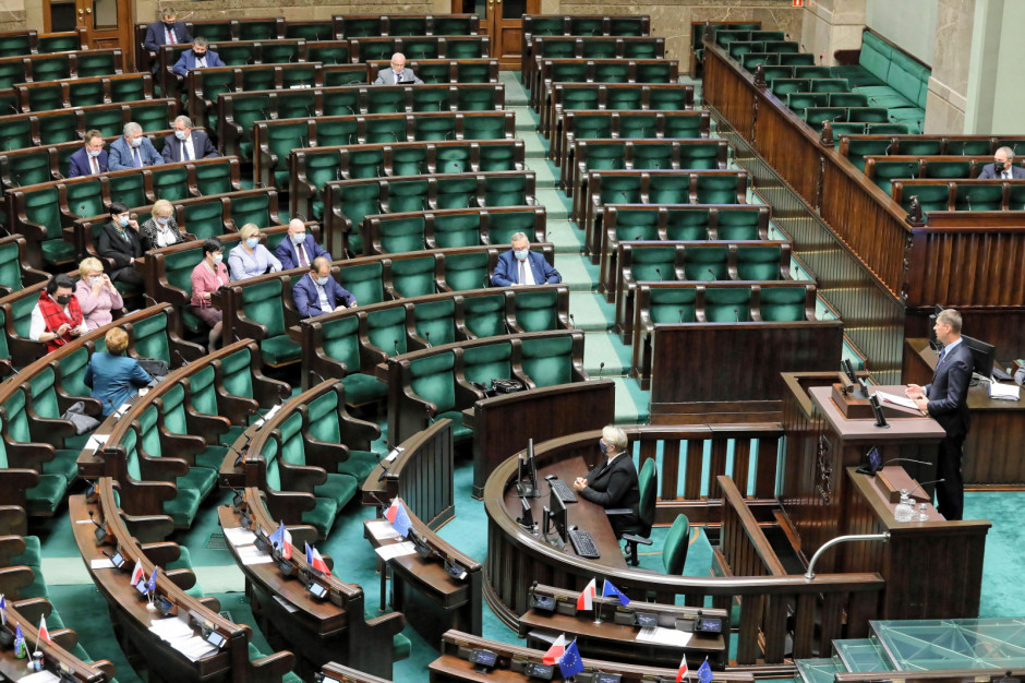 Od kolejnej kadencji obowiązywać będzie zakaz łączenia przez parlamentarzystów i samorządowców mandatu z zatrudnieniem lub wykonywaniem innych zajęć w instytucjach państwowych i spółkach (fot. PAP/Paweł Supernak)
