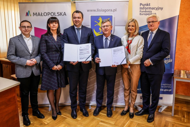 Umowę między województwem i gminą podpisano w urzędzie marszałkowskim (Fot. malopolska.pl)