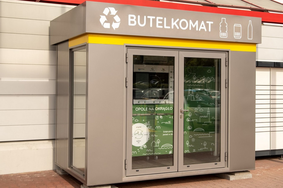 Butelkomaty ustawiono w kioskach, które zabezpieczają je przed opadami. (fot.opole.pl)