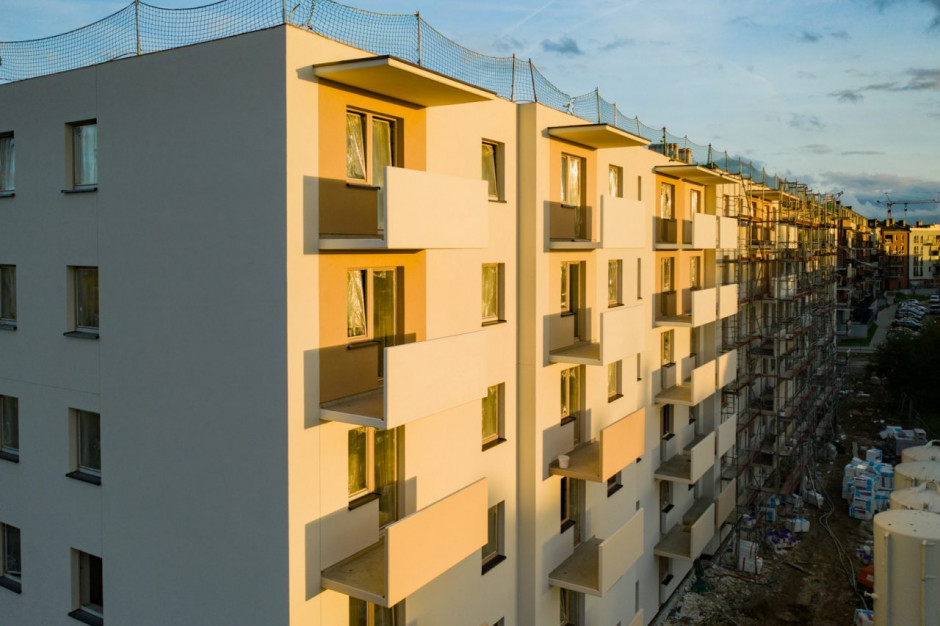 Inwestycja powstająca przy ul. Sikorskiego w Nowym Targu to 130 mieszkań, dwu i trzypokojowych, które mieszczą się w pięciopiętrowym budynku (fot. PFR Nieruchomości)