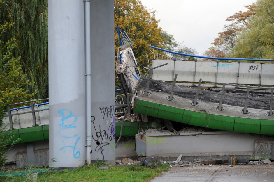 Na ul. Batalionów Chłopskich spadła jedna nitka konstrukcji. Pod wiaduktem było zaparkowane auto (fot.PAP/Marcin Bielecki)