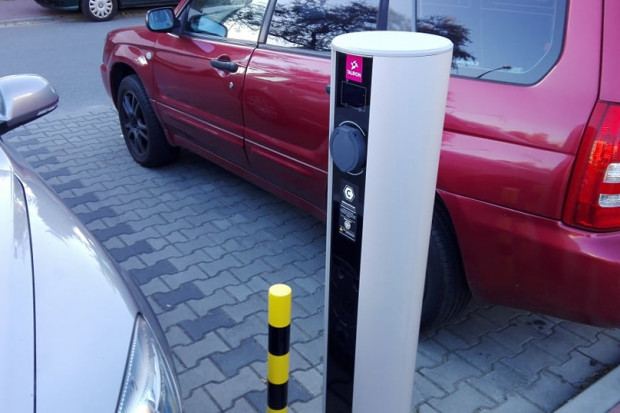 Jeden z punktów ładowania pojazdów elektrycznych w Częstochowie (Fot. Piotr Wiewióra/PTWP)