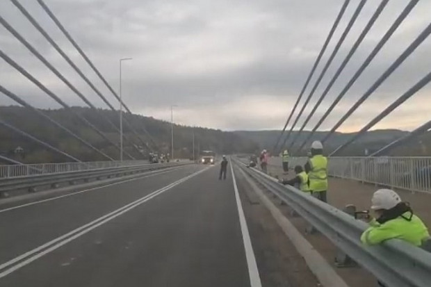 Nowy most przeszedł pomyślnie próby obciążenia (fot. twitter.com/GDDKiA_Krakow)
