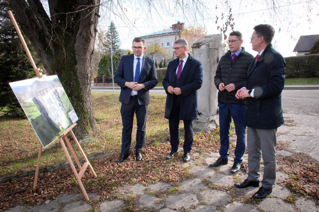 Budowa pięciokondygnacyjnego bloku mieszkalnego z 27 mieszkaniami zakończy do końca czerwca 2023 r. (fot. malopolska.uw.gov.pl)