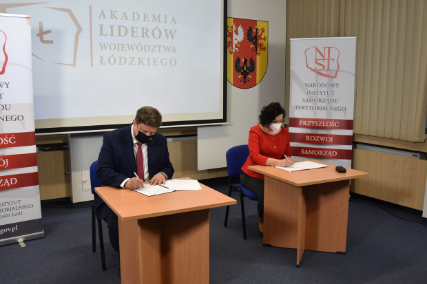 Marszałek Grzegorz Schreiber i dyrektor NIST Iwona Wieczorek podpisujący list intencyjny w sprawie utworzenia akademii (Fot. NIST Facebook)
