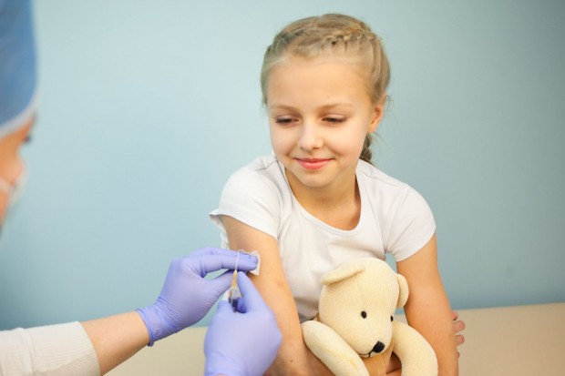 Szczepionki na koronawirusa dla dzieci, mimo że produkowane są przez te same koncerny pochodzą z odrębnych linii produkcyjnych (fot. shutterstock)