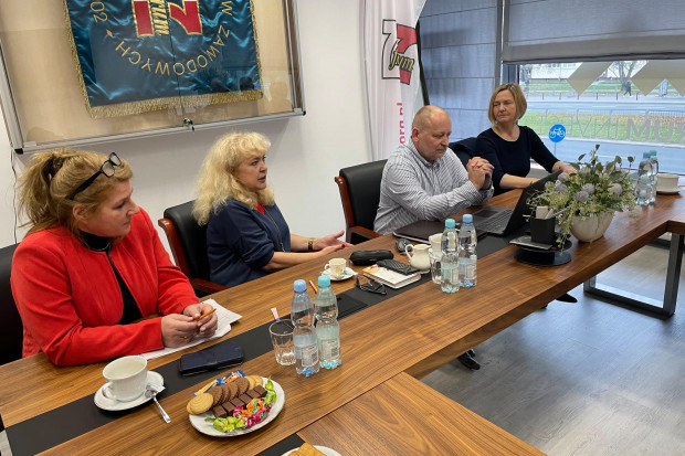 Ewa Tatarczak (na zdjęciu druga od lewej) brała udział w spotkaniu sygnatariuszy porozumienia zawartego 13.10.2021 r. pomiędzy WZZ „Forum-Oświata”, ZNP i KSOiW NSZZ „Solidarność” ( fot.https://www.wzzso.pl/)