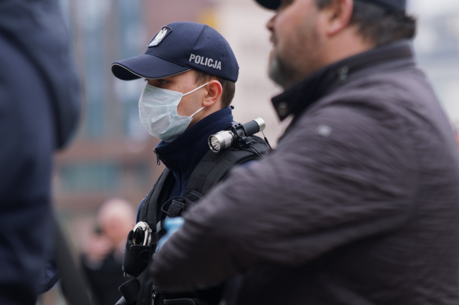 W miniony weekend słupscy policjanci podjęli 376 interwencji wobec osób niestosujących się do obowiązku zakrywania ust i nosa (Fot. Shutterstock.com)