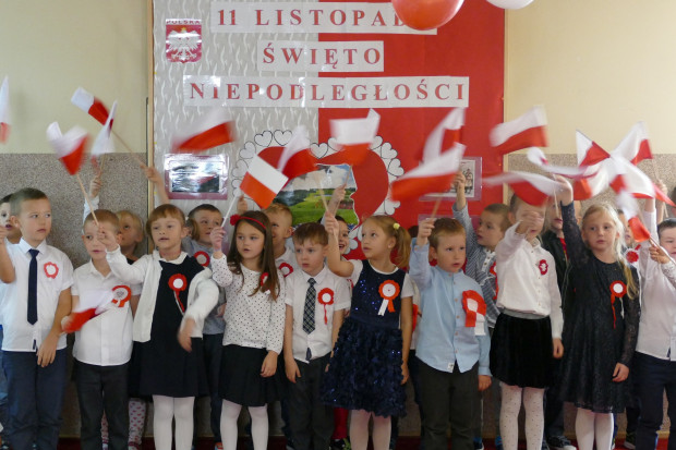 Każda placówka, która weźmie udział w akcji "Szkoła do hymnu", otrzyma pamiątkowy dyplom (fot. gov.pl)