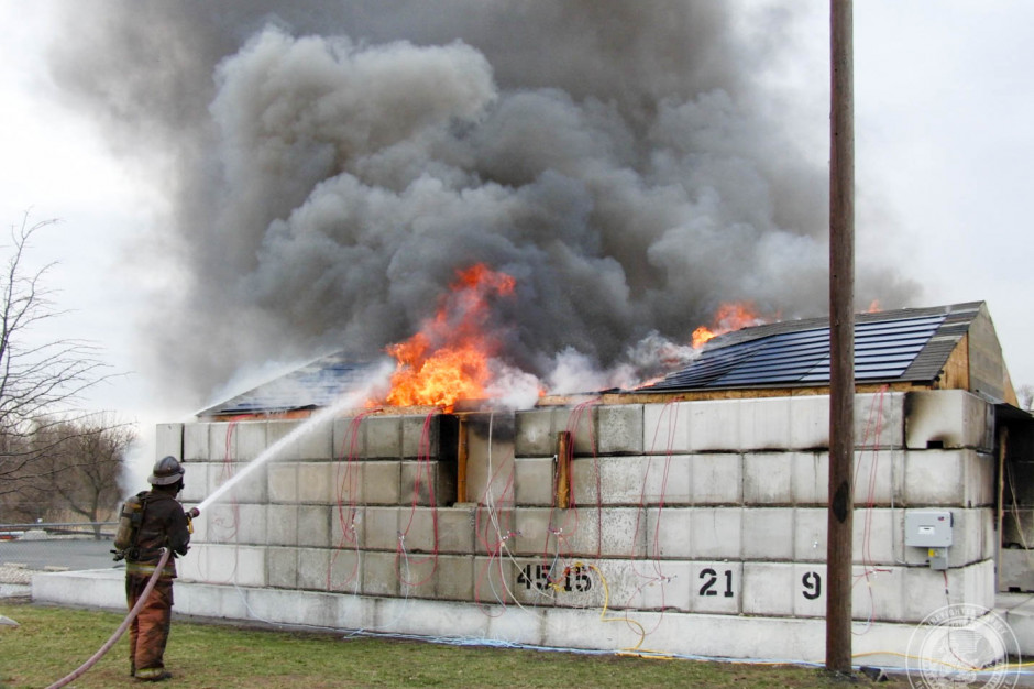 Pożary instalacji fotowoltaicznych to rzadkość, ale warto stosować się do zasad, które ograniczają jest motywowana ryzyko (fot./ulfirefightersafety.org) Pożary instalacji fotowoltaicznych to rzadkość, ale warto stosować się do zasad, które ograniczają jest motywowana ryzyko (fot./ulfirefightersafety.org)