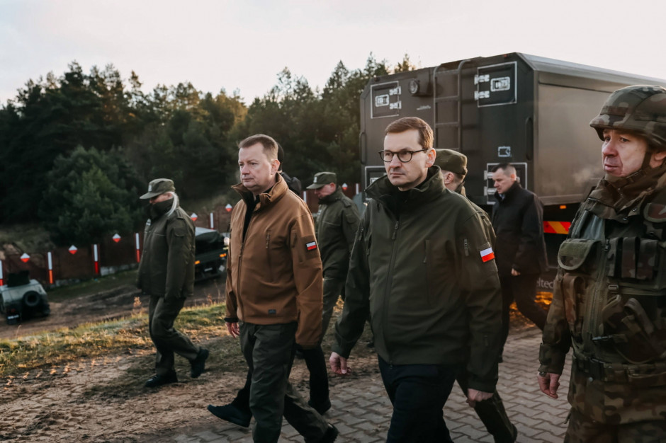 Zapora na granicy z Białorusią stanie wiosną lub latem przyszłego roku - zapewnia premier Morawiecki (Fot. PAP/EPA/ADAM GUZ/KPRM) Zapora na granicy z Białorusią stanie wiosną lub latem przyszłego roku - zapewnia premier Morawiecki (Fot. PAP/EPA/ADAM GUZ/KPRM)
