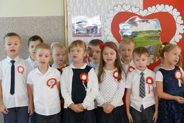 Każda placówka, która weźmie udział w akcji "Szkoła do hymnu", otrzyma pamiątkowy dyplom (fot. katowice.uw.gov.pl)