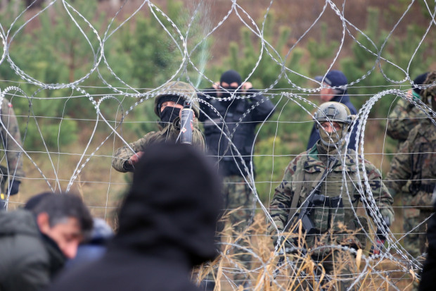 Około 15 tys. żołnierzy chroni granicę Polski (fot. PAP/EPA/LEONID SCHEGLOV / HANDOUT)