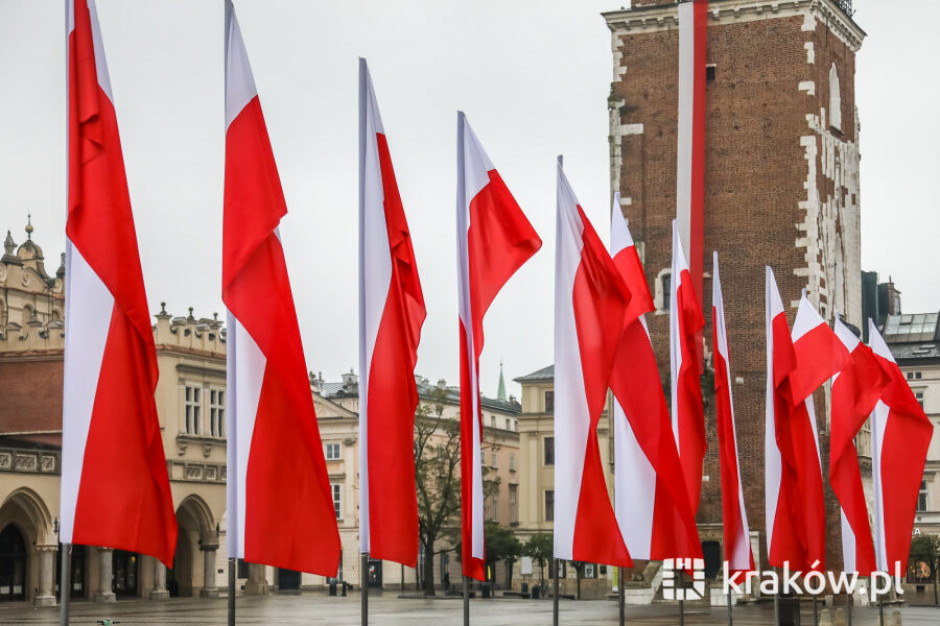W rocznicę odzyskania niepodległości Kraków zostanie udekorowany flagami państwowymi. (fot. Bogusław Świerzowski / krakow.pl)