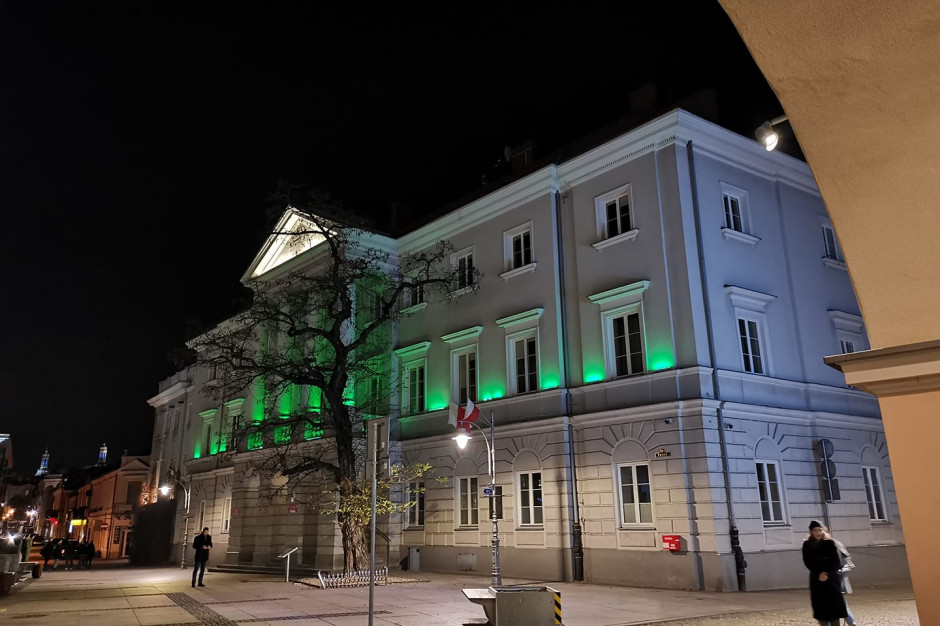 Kielce włączyły się w akcję solidarności z migrantami i uchodźcami - budynek ratusza został podświetlony na zielono (fot. miastokielce/FB)