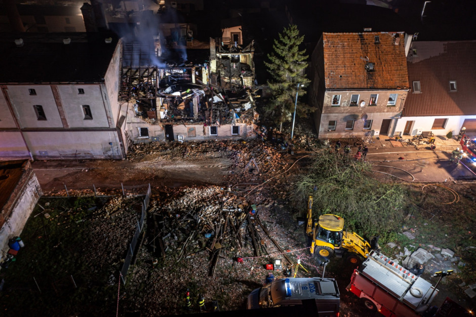 W wyniku wybuchu i pożaru do szpitala trafiły cztery osoby dorosłe i dziecko. (Fot. PAP/MaciejKulczyński) W wyniku wybuchu i pożaru do szpitala trafiły cztery osoby dorosłe i dziecko. (Fot. PAP/MaciejKulczyński)