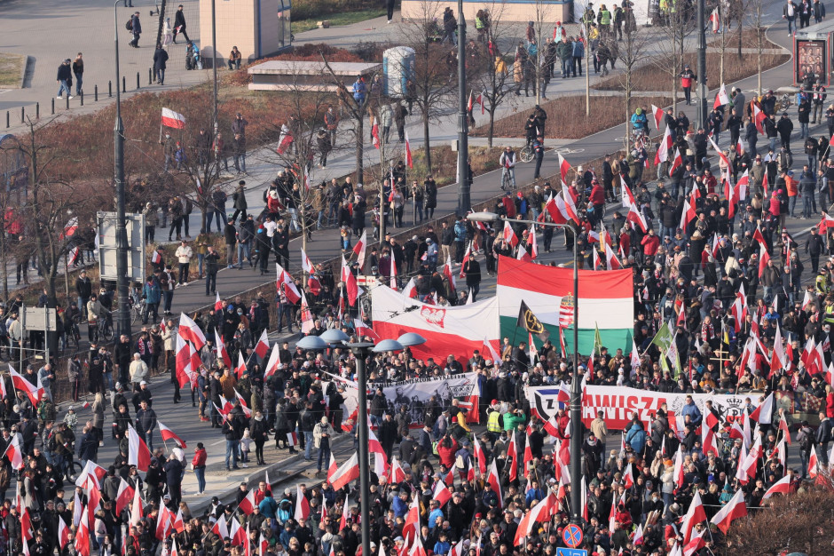 Warszawa: Uczestnicy Marszu Niepodległości odśpiewali hymn państwowy