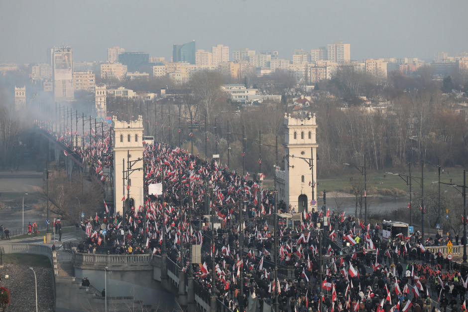 W Marszu Niepodległości bierze udział ponad 100 tys. osó Fot. PAP/Paweł Supernak