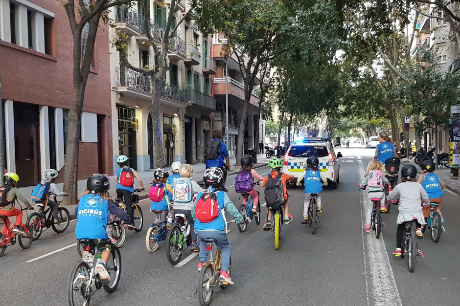Bicibusem dojeżdżają dziś do szkół w Barcelonie setki dzieci (fot. Bicibús Eixample/TT)