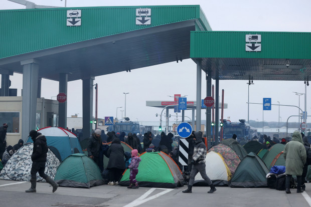 Setki migrantów na przejściu granicznym w Kuźnicy w woj. podlaskim (fot. Oksana Manchuk/PAP)