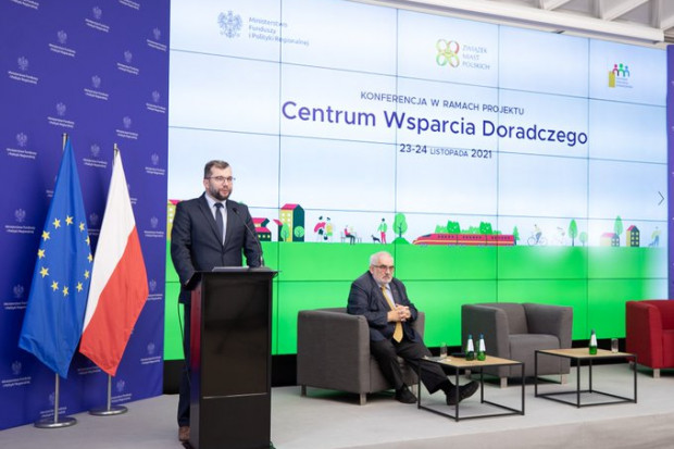 Uczestniczący w spotkaniu z samorządowcami wiceminister Waldemar Buda przypomniał, że Polska będzie mieć do dyspozycji na lata 2021-2027 w ramach polityki spójności 76 miliardów euro (fot. TT/Grzegorz Puda)