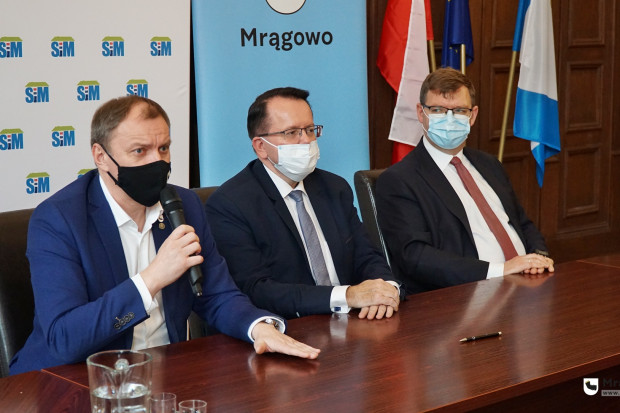 Podpisanie odpowiednich dokumentów, które dotyczą objęcia przez KZN udziałów w mrągowskim TBS, odbyło się 24 listopada w Mrągowie (fot. Paweł Krasowski/UMM)