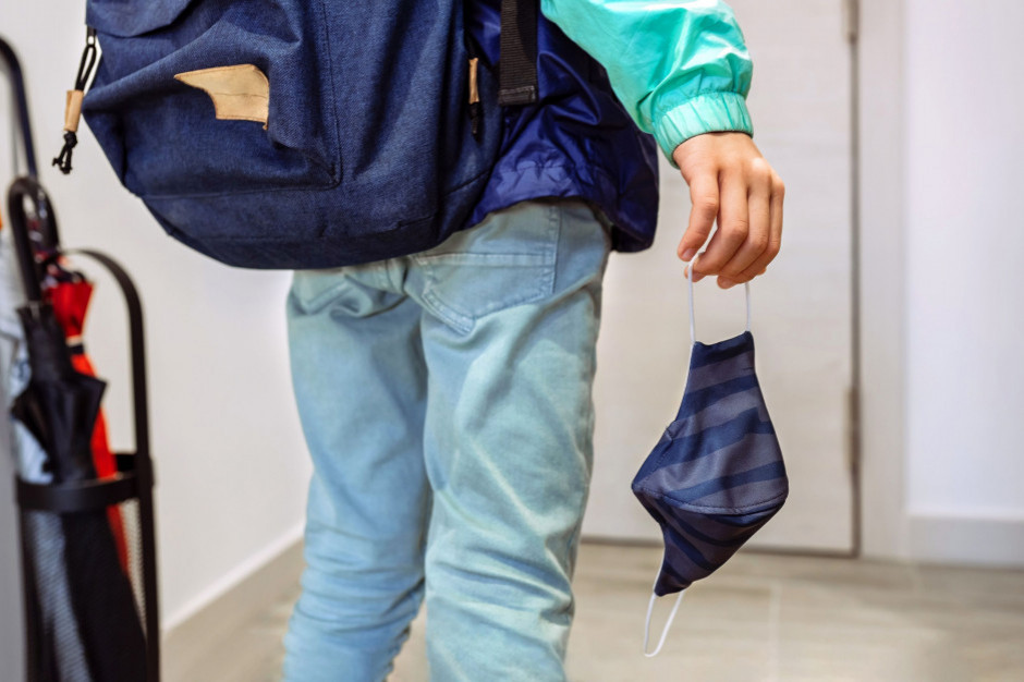 Obecnie maseczki są wymagane jedynie podczas przerw na korytarzach (fot.shutterstock) Zdalne nauczanie dla starszych uczniów, maseczki na lekcjach? Szkoły w obliczu IV fali pandemii