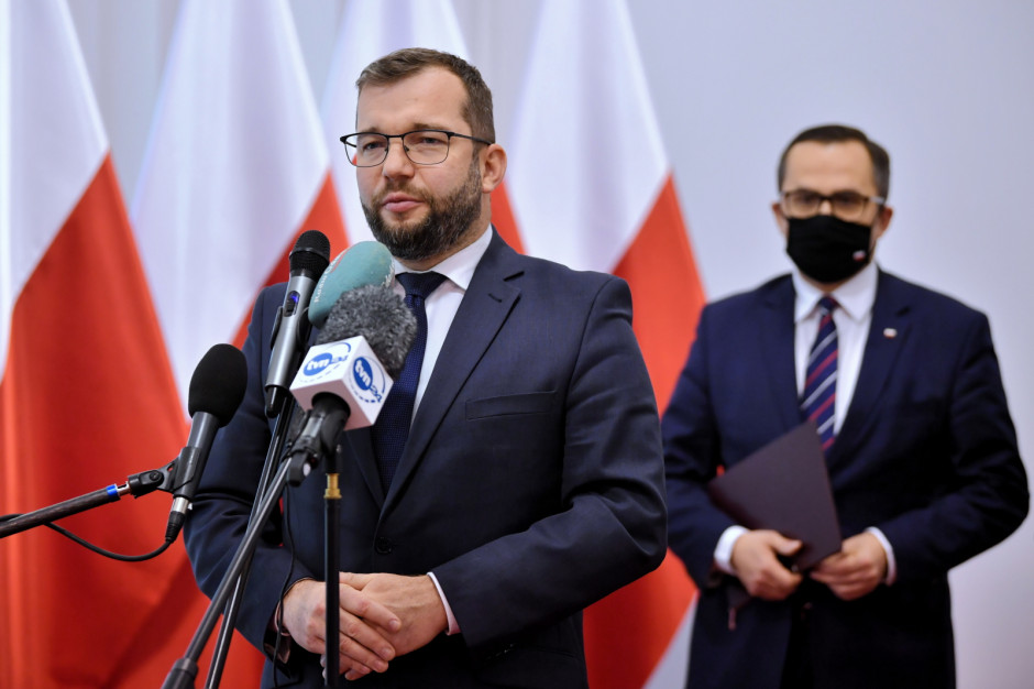 Minister funduszy i polityki regionalnej Grzegorz Puda i wiceminister infrastruktury Marcin Horała podczas briefingu prasowego w sprawie przyznania środków z Funduszy Europejskich dla Gdańska, 26 bm. w Pomorskim Urzędzie Wojewódzkim w Gdańsku (fot. PAP/Adam Warżawa) Minister funduszy i polityki regionalnej Grzegorz Puda i wiceminister infrastruktury Marcin Horała podczas briefingu prasowego w sprawie przyznania środków z Funduszy Europejskich dla Gdańska, 26 bm. w Pomorskim Urzędzie Wojewódzkim w Gdańsku (fot. PAP/Adam Warżawa)