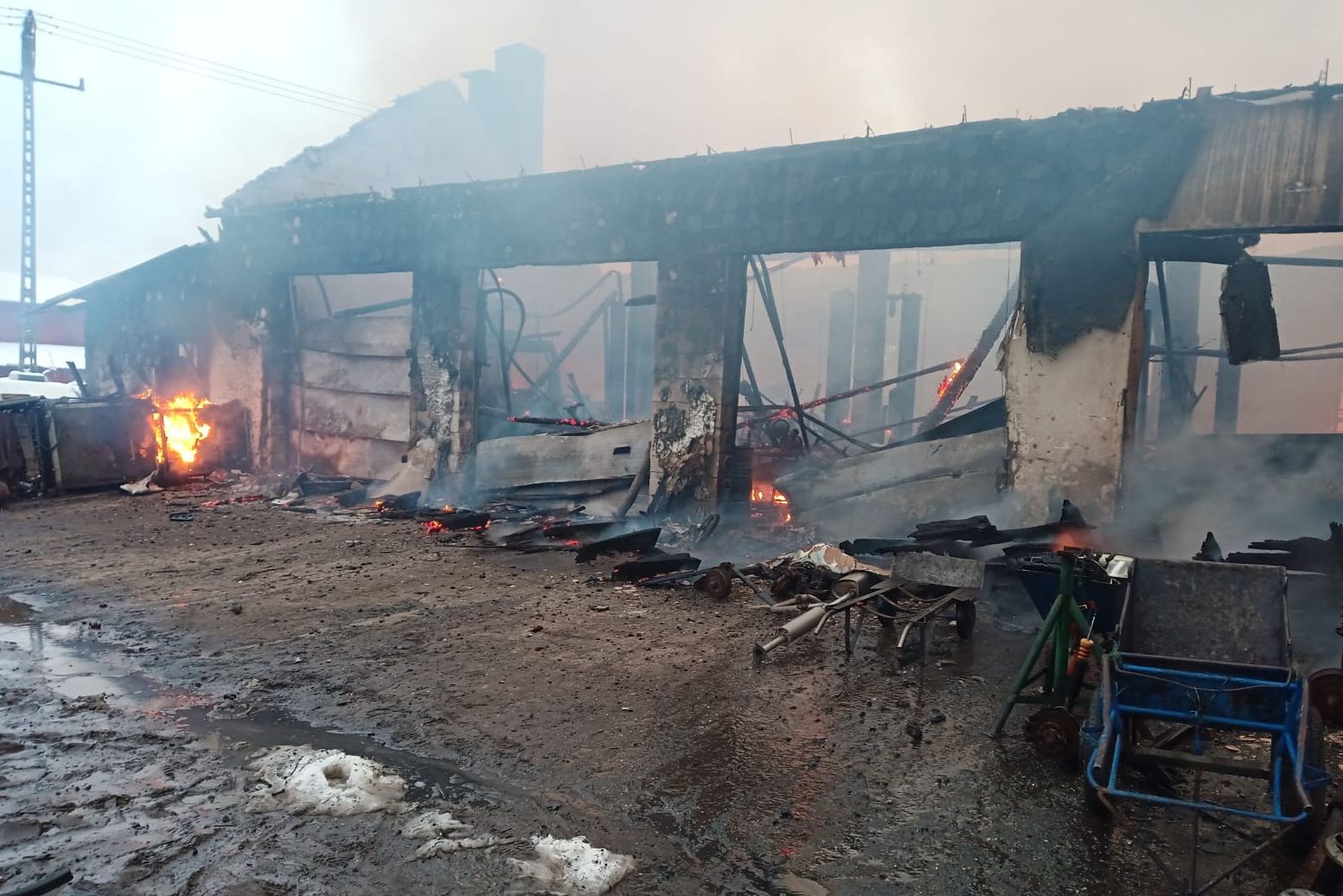 Strażakom udało się opanować pożar hali na terenie skupu złomu fot. twitter.com/KWPSPOlsztyn)
