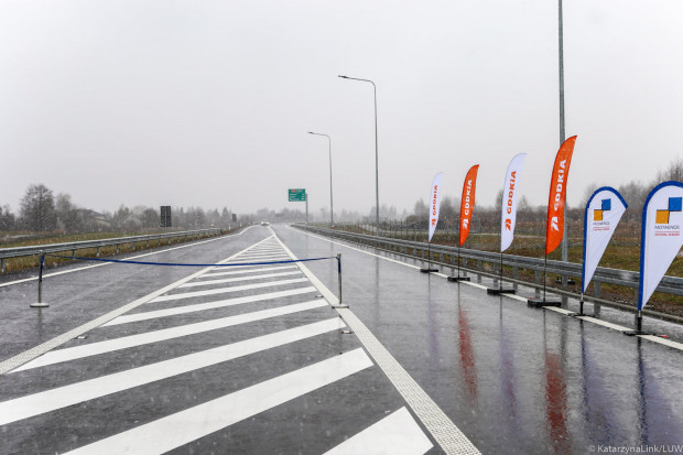 W ramach inwestycji powstało ok. 9,6 km nowej drogi, po jednym pasie w każdym kierunku (fot. facebook.com/LubelskiUrzadWojewodzki)