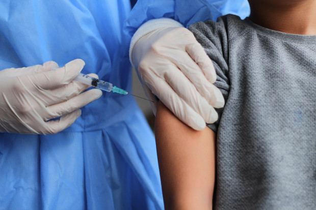 Zaszczepione dzieci mają być w procesie rekrutacyjnym uprzywilejowane względem niezaszczepionych (Fot. shutterstock.com)