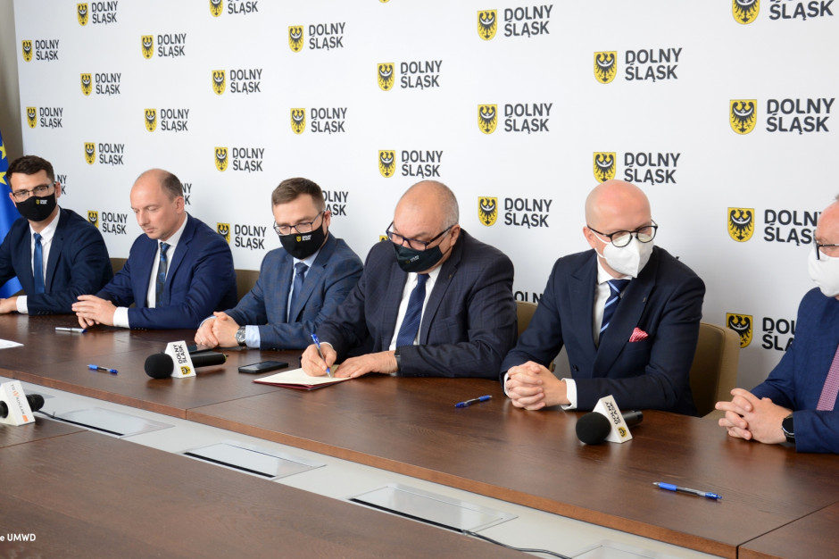 Umowę podpisali przedstawiciele samorządu wojewódzkiego oraz gmin Wrocław, Czernica i Jelcz-Laskowice (fot. UMWDSL)