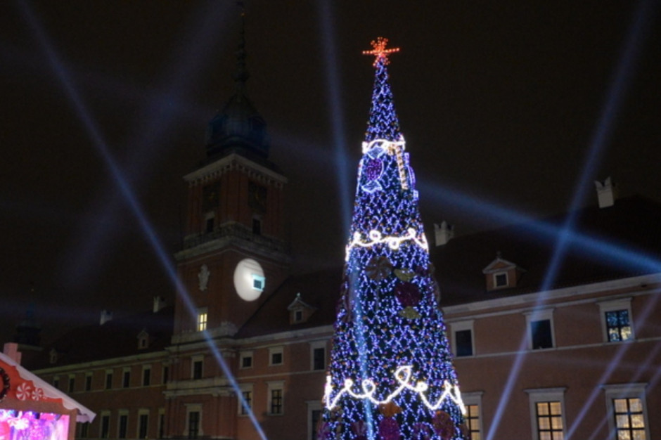 Na placu Zamkowym w Warszawie rozbłysnęła świąteczna choinka