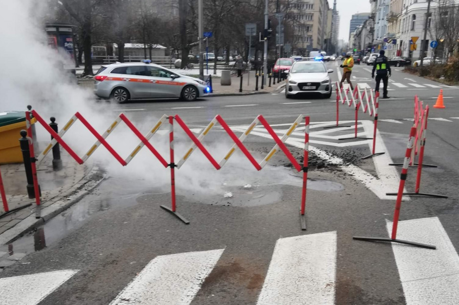 Warszawa: Do awarii rury ciepłowniczej doszło na skrzyżowaniu ulic Pięknej i Mokotowskiej (fot. twitter.com/K_Galecka)