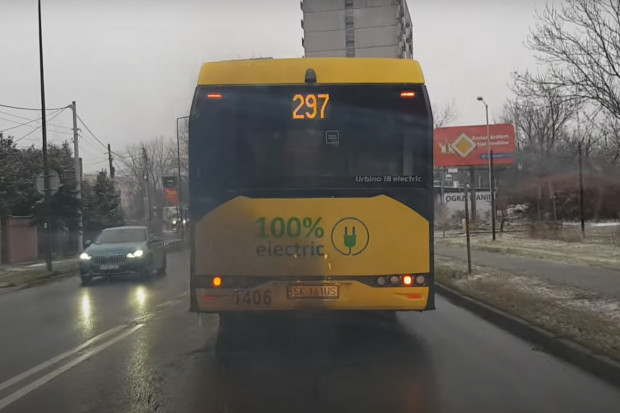 Dymiący elektrobus PKM Katowice zarejestrowany przez jednego z kierowców (Fot. Youtube/ Adam Kurdybelski)