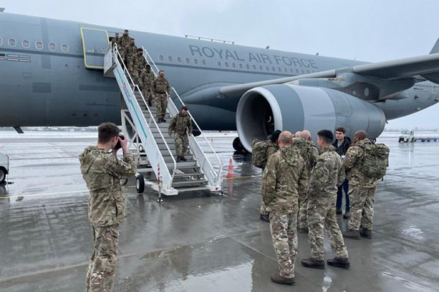 Grupa żołnierzy z Wielkiej Brytanii wylądowała w Polsce (fot. twitter.com)