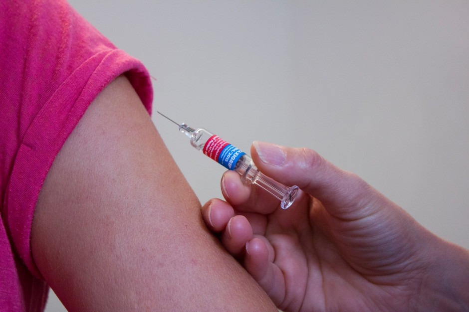 Zmniejszanie liczby zaszczepionych trzecią dawką wynika z omyłek punktów szczepień