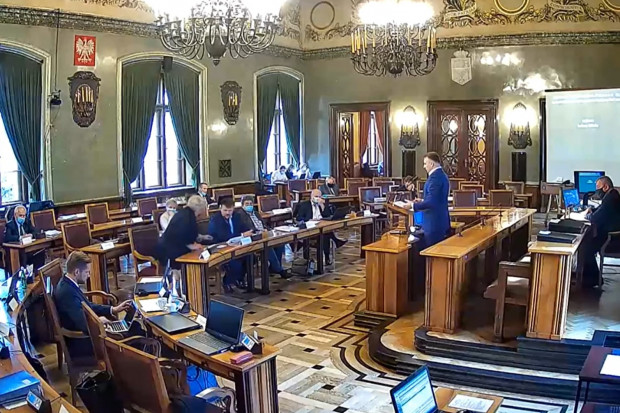 Większość rad JST uchwaliła już budżety na 2022 r., ale ich realizacja to na razie niewiadoma... (Fot. youtube.pl)