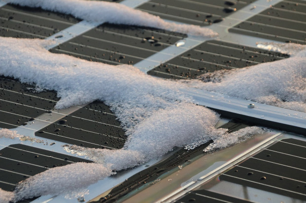 Zdania co do tego, czy usuwać śnieg z paneli słonecznych są podzielone - zarówno wśród użytkowników, jak i ekspertów (fot. Alex Fox/pixabay)