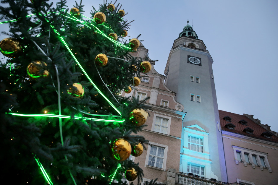 Włodarze polskich miast złożyli mieszkańcom życzenia bożonarodzeniowe (fot. PAP/	Tomasz Waszczuk)