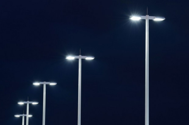 Mława testuje latarnie hybrydowe - wyposażone w panele fotowoltaiczne i siłownie wiatrowe (Fot. Shutterstock.com)