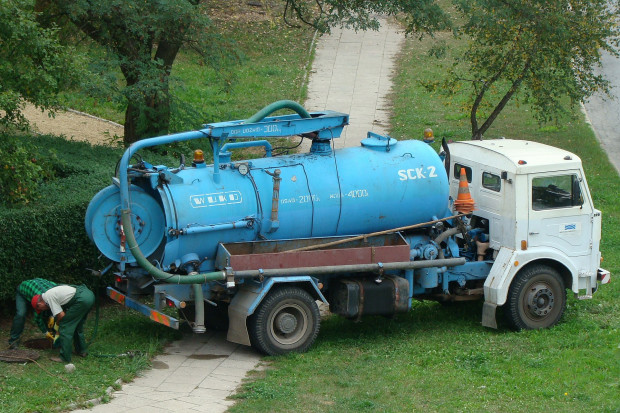 Za utrudnianie lub udaremnianie władzom gminnym kontroli, czy mamy podpisaną umowę na wywóz szamba z nieruchomości, będzie grozić kara grzywny (fot. Pibwl, CC BY-SA 3.0 /Wikipedia)