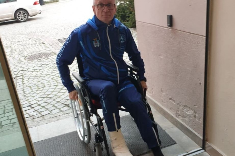 Jacek Jaśkowiak, prezydent Poznania, wjeżdża do Urzędu Miasta na wózku inwalidzkim, którym porusza się po złamaniu nogi na oblodzonym chodniku. (fot. fb/JacekJaśkowiak)