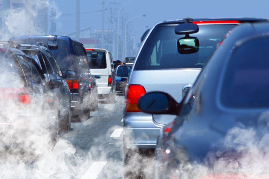 Prawie 2 miliony nowych przypadków astmy dziecięcej każdego roku spowodowanych jest zanieczyszczeniem powietrza związanym z ruchem drogowym (Fot. Shutterstock.com)