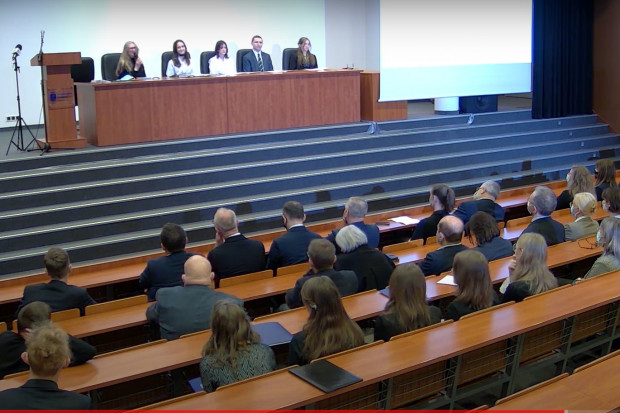 Uroczystości odbyły się w auli biblioteki Uniwersytetu Gdańskiego (zrzut ekranu; Youtube/Uniwersytet Gdański)
