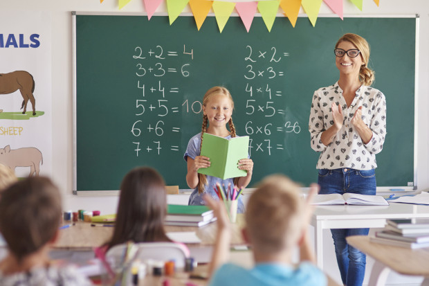 Stacjonarnie pracuje 97,3 proc. przedszkoli, 95,5 proc. szkół podstawowych i 96,2 proc. średnich (fot. freepik/gpointstudio)